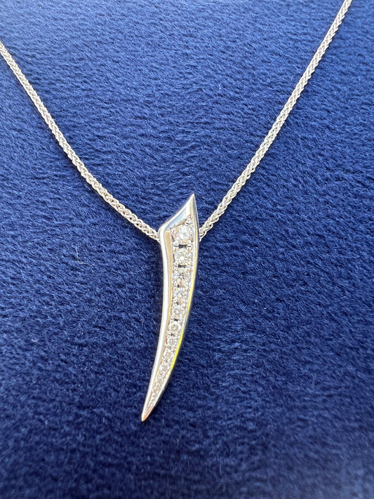 Tusk diamond pendant and chain