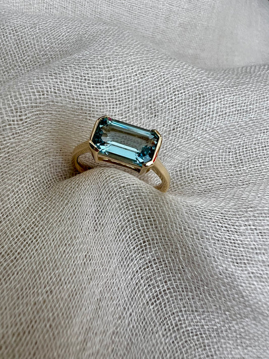 Aquamarine ring in yellow gold